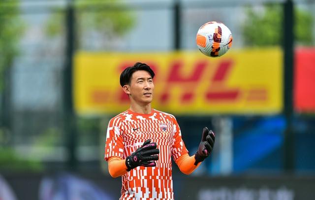 篮球预选赛掀起高潮，皖江雷豹队强势横扫岭南雄狮队，老将里程碑之夜——关键战拿下信心(抗战胜利80周年举办篮球赛的报道)