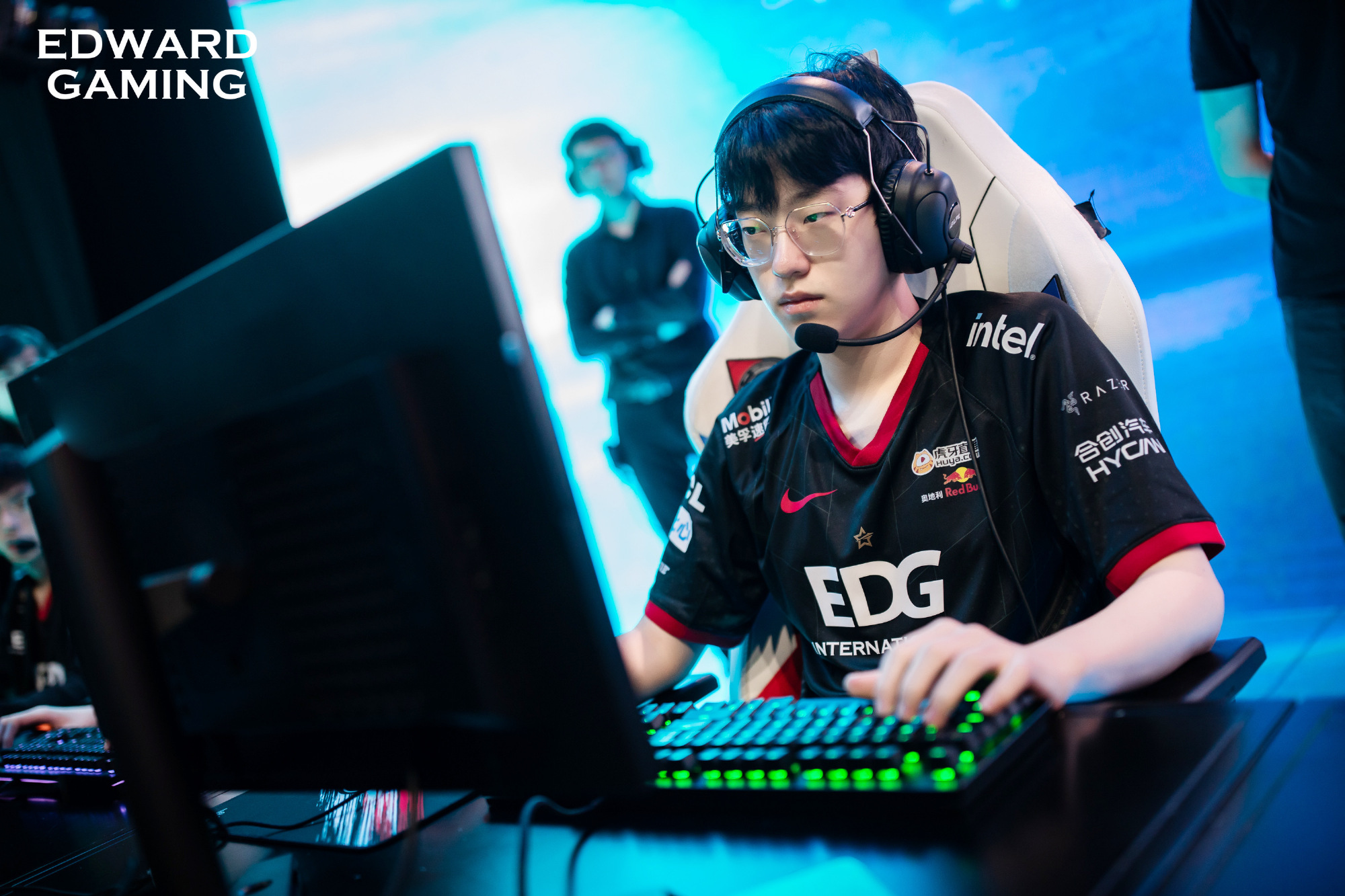  IG观众热烈欢呼！，Scout迎来十赛季出色发挥赢得满堂喝彩