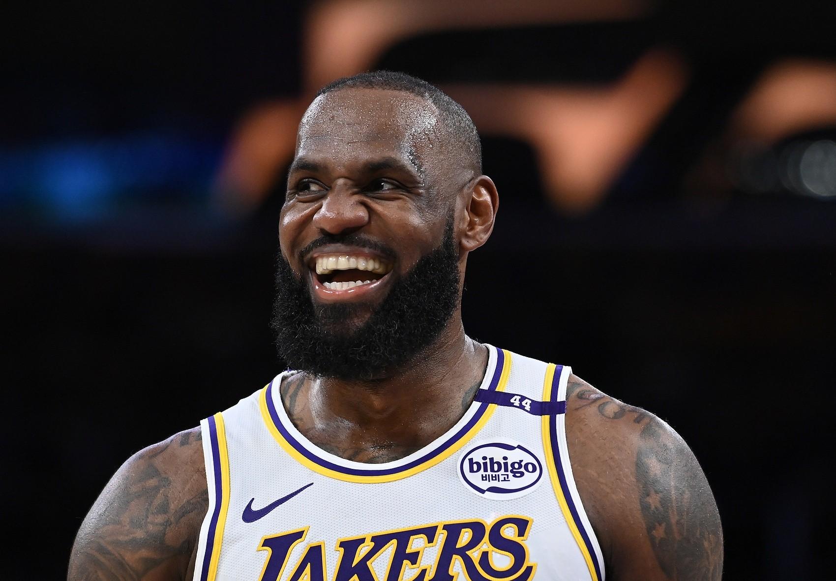 九游娱乐-关于詹姆斯重返赛场，败北首场状态出色，西班牙队观众沸腾！再创辉煌时刻的信息