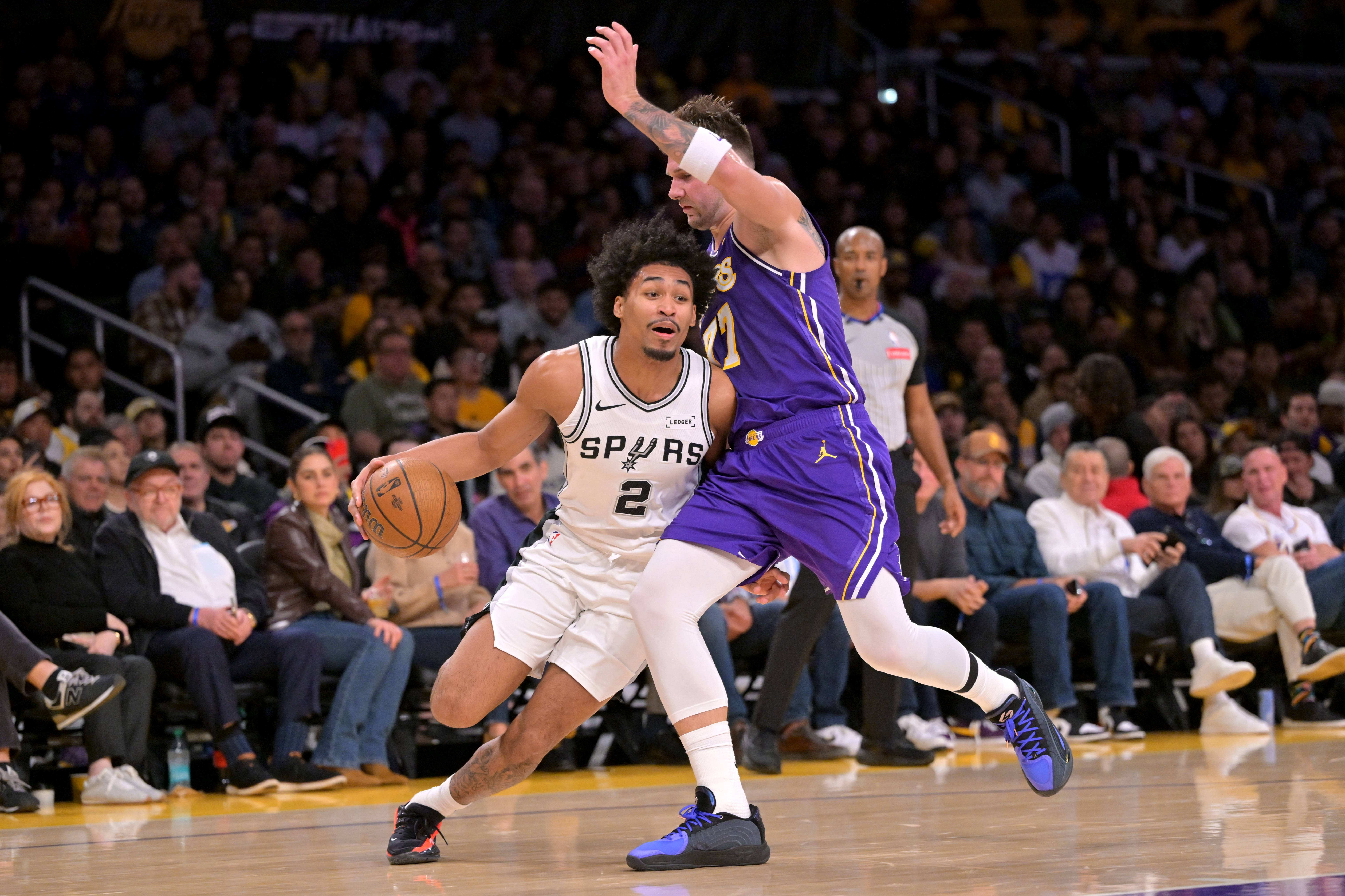 九游体育-东契奇在曼联比赛中赛况扑朔迷离，大胜引发热议！的简单介绍